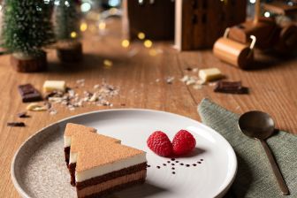 112630 TWO CHOCOLATE CHRISTMAS TREE (1)